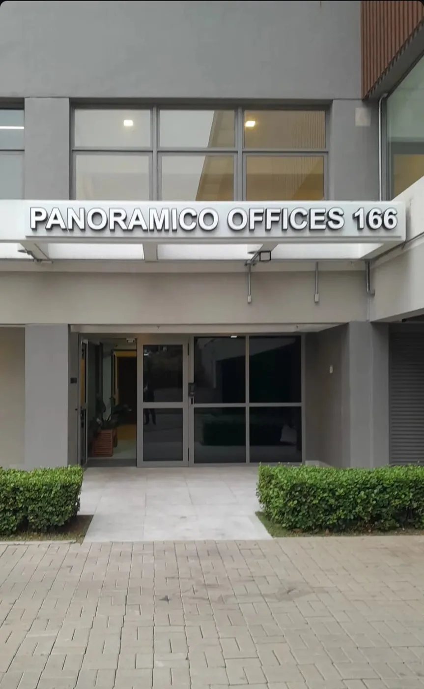 Entrada do prédio Panoramico Offices, na Rua Ibitirama, 166