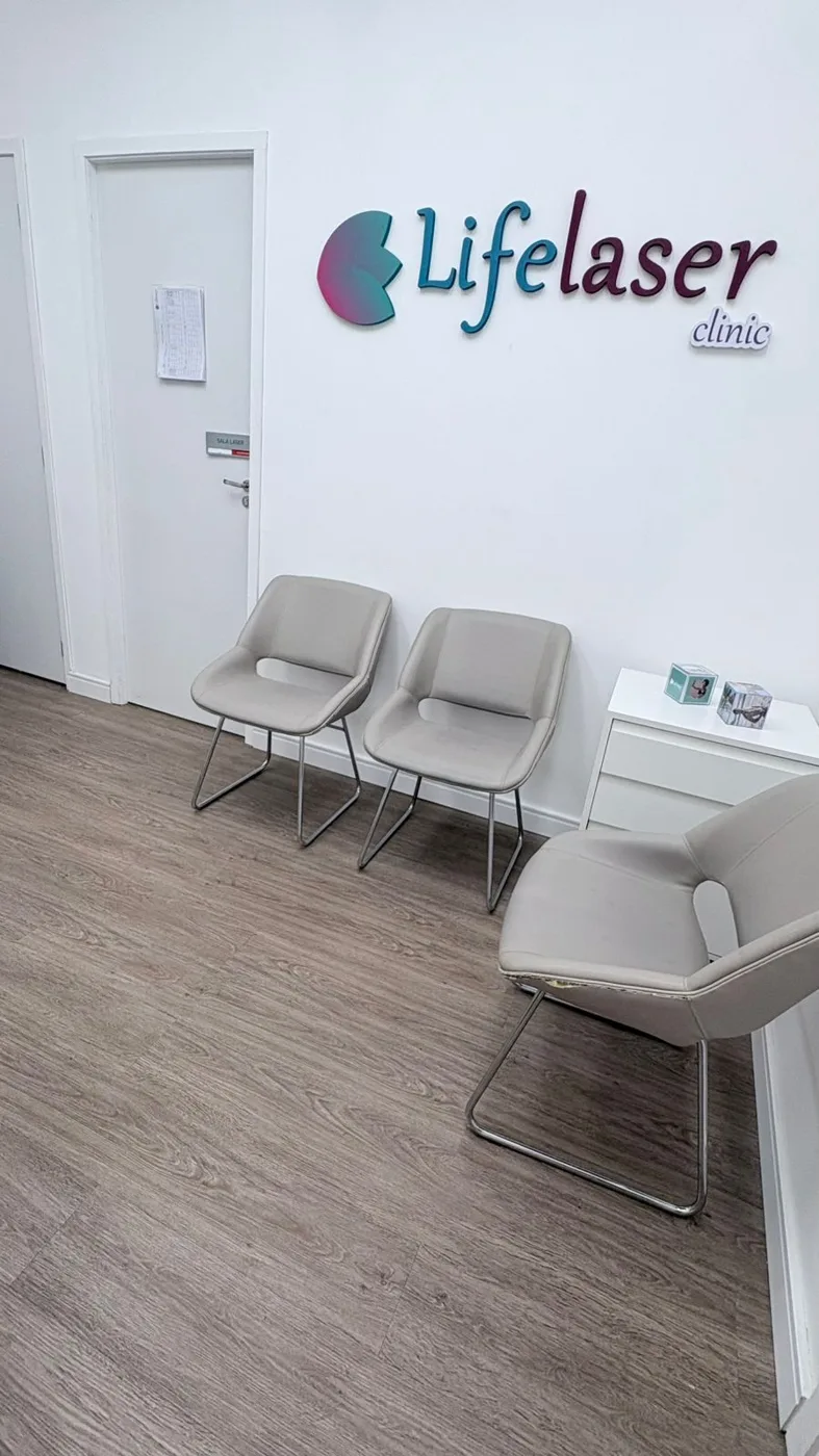 Recepção da Lifelaser Clinic com a logo na parede e poltronas