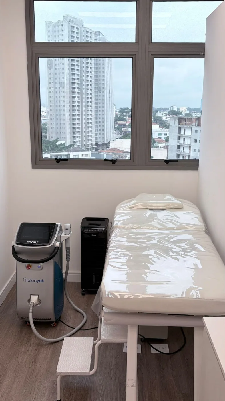 Sala de atendimento com a maca e o aparelho de depilação a LED
